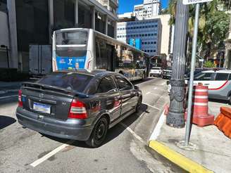 Carro apreendido vai passar por perícia; veículo teria sido usado pelos suspeitos de balear o primeiro-tenente da Rota Ronickson Pimentel dos Santos