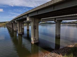 Rio Atibainha na altura da ponte Imperador Dom Pedro I e da ponte dos Lambaris na cidade de Nazaré Paulista, interior de SP. Imagem foi feita em abril de 2026.
