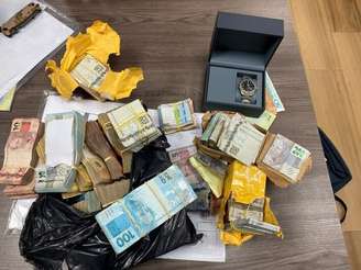 Polícia apreendeu dinheiro e relógio