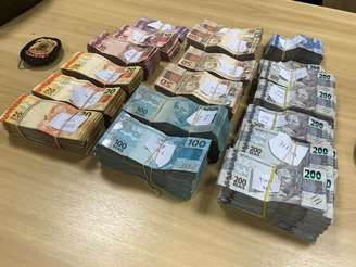 PF apreende R$450 mil embaixo de sofá no Rio de Janeiro