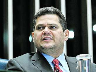 Alcolumbre adia votação de PEC dos agentes de saúde, vista como ‘pauta-bomba’ pela Fazenda