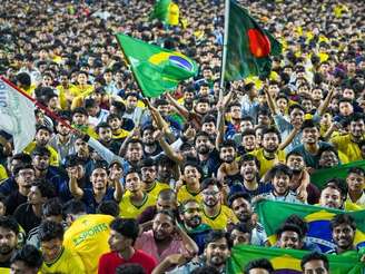 Milhares de torcedores se reúnem em Bangladesh para torcer pela seleção brasileira