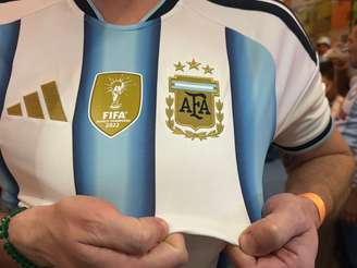 Brasileiro mostra torcida pela Argentina na Copa do Mundo