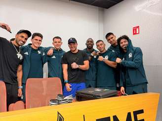 Jogadores do México devolvem R$ 5 milhões em relógios a youtuber