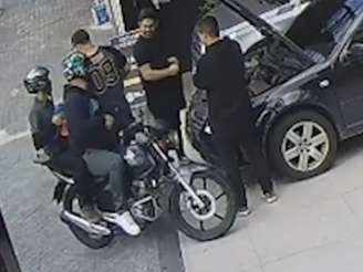 Homem que conduzia a moto durante 'brincadeira' de falso assalto morreu horas depois no hospital