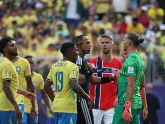 Ismail Elfath apitou duelo entre Brasil e Noruega, pelas oitavas de final da Copa do Mundo, no MetLife Stadium, em Nova Jersey.