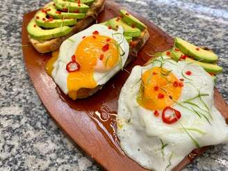 Tostada de abacate e ovo