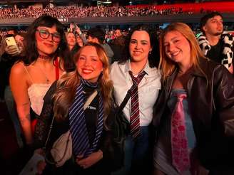 Beatriz Luz Leo, Luiza Hames, Ana Clara Arrais e Giovanna Oliveira foram ao show de Harry Styles em São Paulo nesta sexta-feira, 17, com as gravatas que fazem parte da estética que o cantor tem adotado em nova fase