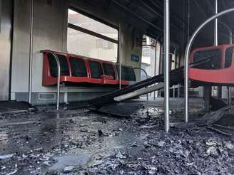 Os passageiros que estavam no trem da linha 12-Safira que pegou fogo nesta quinta-feira, 23, tiveram de abandonar o vagão após acionar a alavanca manual.