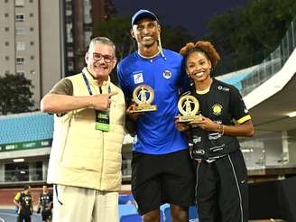 Wlamir Motta Campos (presidente da CBAt) com Alison dos Santos e Vitória Sena (Foto: Osvaldo F./CBAt)