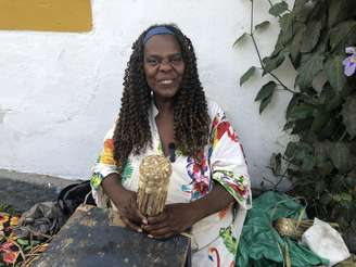 Sueli Martins Mariano trança fibras de folha de taboa e cria várias peças decorativas no Centro Histórico de Paraty