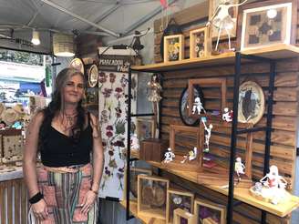 Argentina se muda para o Brasil, cria ateliê com a mãe e transforma flores secas em arte