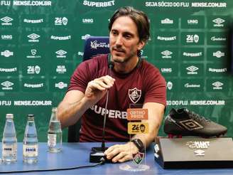 Zubeldia em coletiva de imprensa (Foto: Lucas Merçon/Fluminense)