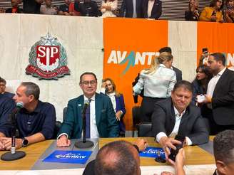 Augusto Cury, candidato a presidente da República, ao lado de Tarcísio de Freitas, candidato à reeleição em São Paulo