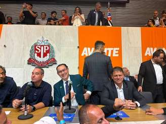 Luís Tibé, presidente do Avante, Augusto Cury e Tarcísio de Freitas em convenção em SP