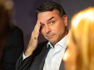 Flávio Bolsonaro afirmou que é diferente do pai, chamando a si mesmo de 'Bolsonaro vacinado'