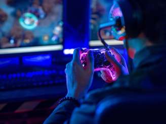 Pessoa jogando video game no computador