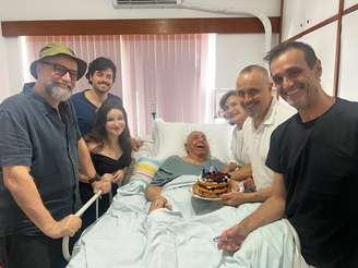 Da esquerda para a direita: Mauro Mendonça Filho, Pedro (neto), Sofia (neta), Mauro Mendonça, Rosamaria Murtinho, João (filho) e Rodrigo (filho)