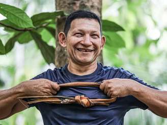 Gerson Teles, ex-operador de motosserra e agora responsável pelo Ygara Artesanal, confecciona a peconha, objeto usado para apoiar os pés durante a colheita do açaí.