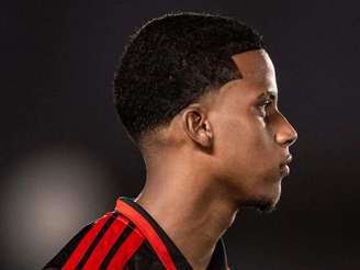 Flamengo negocia cria da base com clube europeu e mantém direitos