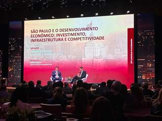 Tarcísio de Freitas participa de evento promovido pelo banco Santander