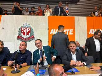 Luís Tibé, presidente do Avante, Augusto Cury e Tarcísio de Freitas em convenção em SP