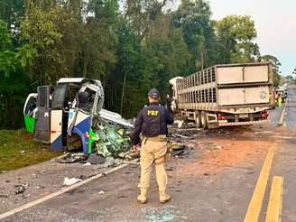 Acidente entre ônibus e carreta deixa aos menos 23 mortos no Paraná