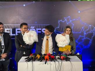 Renan Santos, candidato a presidente do Missão, na chegada ao debate da Band