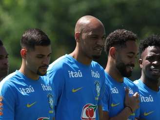 Fabinho durante treino da seleção brasileira na Copa do Mundo.