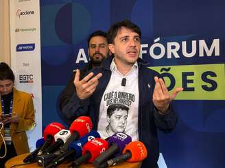 Renan Santos usa camiseta em provocação a Fabio Luis da Silva, o Lulinha, em entrevista coletiva após o Fórum da ABDIB