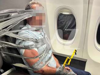 Comissárias de bordo entregaram fita adesiva para três passageiros, que colaram o homem em seu assento
