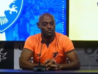 Vagner Love é apresentado pelo Retrô (Foto: Reprodução/Retrô)