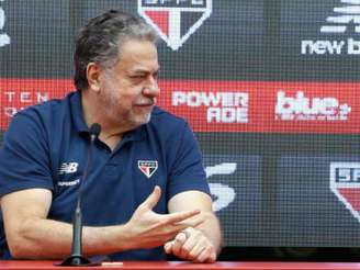 Julio Casares em coletiva (Foto: Rubens Chiri/SPFC)