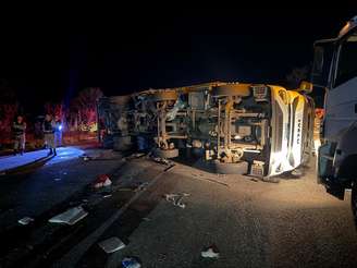 Ônibus e carreta capotaram com o choque