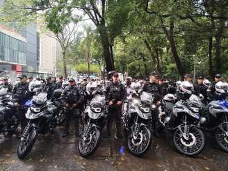 Policiais na garupa de motos e uso de fuzis fazem parte da nova estratégia da PM para melhorar sensação de segurança