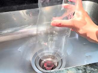 Colocar Uma Garrafa Pet Cheia De Agua De Cabeca Para Baixo No Ralo Da Pia