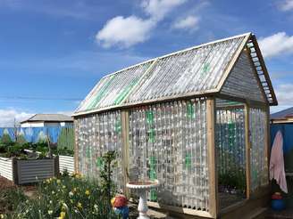 casa feita com 2 mil garrafas plásticas