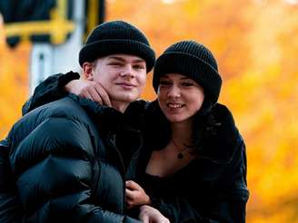 Casal De Jovens Da Geracao Z Abracados