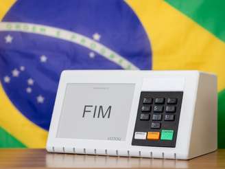 Urna brasileira com bandeira do Brasil ao fundo