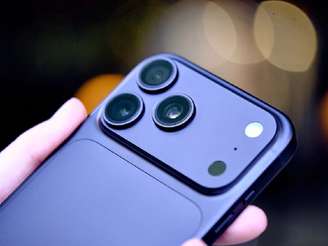 Close up em um iPhone 18 azul