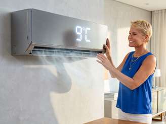 Imagem mostra Xuxa ao lado de um ar condicionado em temperatura de 9 graus.