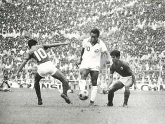 Pelé em Calcutá, na Índia, em ação durante seu penúltimo jogo como profissional