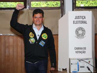 O candidato ao governo do Paraná, Sergio Moro (PL), vota na manhã deste domingo, 4 de outubro de 2026, no Clube Duque de Caxias, no bairro Bacacheri, em Curitiba (PR), no primeiro turno das eleições.