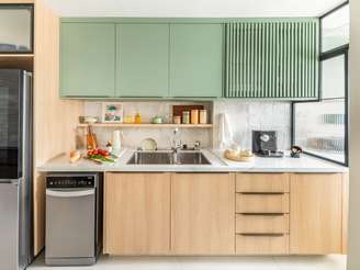 Neste projeto executado pelo arquiteto Bruno Moraes, a marcenaria planejada guarda o shaft elétrico do prédio, o aquecedor e um exaustor que é acionado em casos de vazamento, levando o gás para fora do apartamento | Projeto BMA Studio |