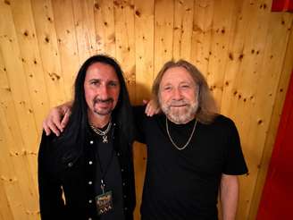 Ian Hill e Davey Rimmer, seu substituto no Judas Priest