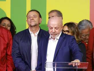 O presidente do PT, Edinho Silva, ao lado de Lula durante o pronunciamento após a apuração dos votos do primeiro turno.