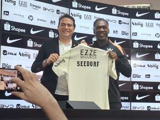 Seedorf foi apresentado como novo técnico do Corinthians.