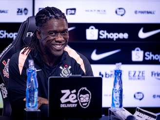 Seedorf é apresentado como novo treinador do Corinthians 