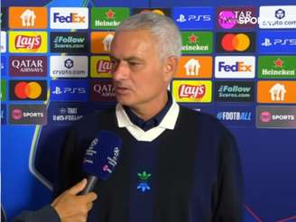 José Mourinho em coletiva após eliminação do Fenerbahçe (Foto: Reprodução)
