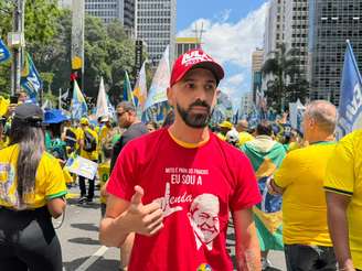 Elias Alves aparece vestido de “petista” pra mostrar que a esquerda não é hostilizada no ato pró Flávio Bolsonaro